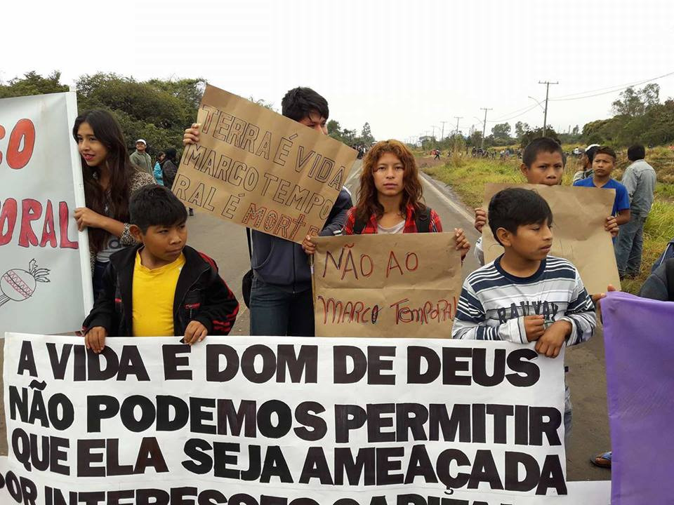 Índios conseguem vitória no STF e rodovias são liberadas em MS Em Amambai foi boloquada a rodovia MS-386 no trecho que liga Amambai a Ponta Porã / Foto: Divulgação