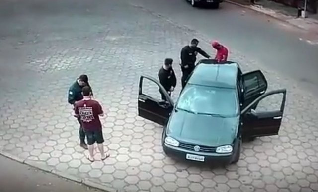 Momento em que rapazes desaparecidos são abordados por quatro militares do DOF (Foto: Reprodução/ Vídeo