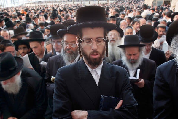 Páscoa Judaica: origem, como comemoram e o que comem Judeus realizando orações no Muro das Lamentações, em Jerusalém, durante a Pessach. *Créditos da imagem: Mikhail e Shutterstock
