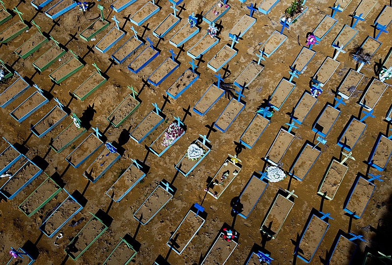 Brasil tem mais 3.305 mortos por covid em 24h e 85,7 mil novos infectados Vista aérea do setor de covid-19 do cemitério Nossa Senhora Aparecida, em Manaus (AM); Brasil é considerado o epicentro da pandemia no mundo desde o mês passado - Michael Dantes/AFP