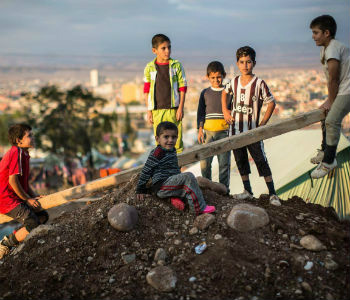 Crianças brincam em acampamento para refugiados no Iraque. Foto: Ocha/I. Athanasiadis