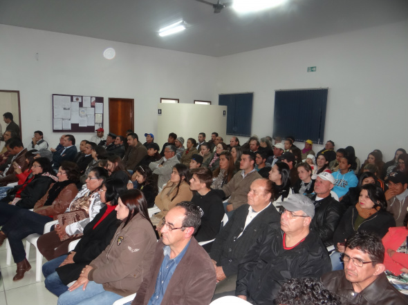 PMDB de Amambai reforça pré-candidatura a prefeito nessa segunda-feira (18) Filiados e simpatizantes do PMDB lotaram o salão de eventos do Lions Clube - Foto: Assessoria