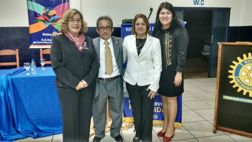 Rotary de Amambai realiza posse de dirigentes 2016/2017 D/E: A Governadora Assistente do distrito 4470, Zilca da Silva Custódio, do RC de Ponta Porã Princesinha dos Ervais, Edno Saldanha e sua esposa e a rotariana Derli Jaime.