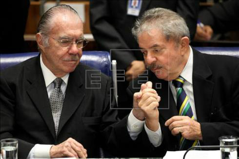 Os ex-presidentes José Sarney (e) e Luiz Inacio Lula da Silva (d), durante cerimônia realizada nesta terça-feira no Congresso para comemorar os 25 anos da Constituição. EFE