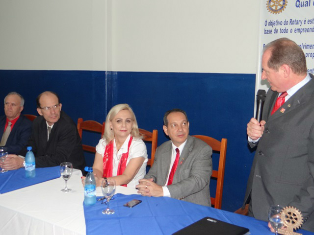 Visita do governador do Rotary a Amambai reforça importância do clube D/E - Walmir Ritter, Sidney e Silvia Garcia, Sérgio Barbosa e Roberto Dias.