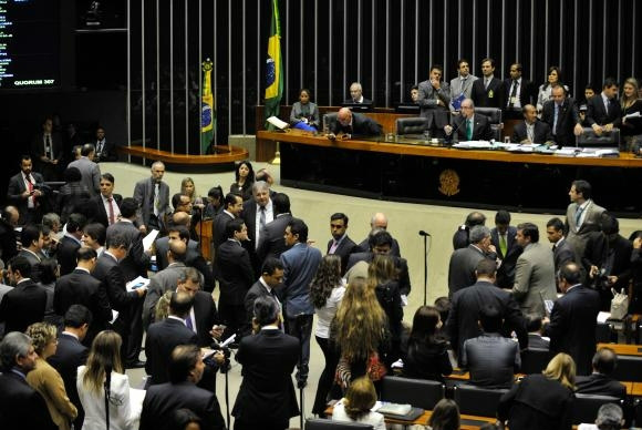Especialistas criticam deputados que vetaram cota para mulher no Legislativo Especialistas criticam deputados que vetaram cota para mulher no Legislativo