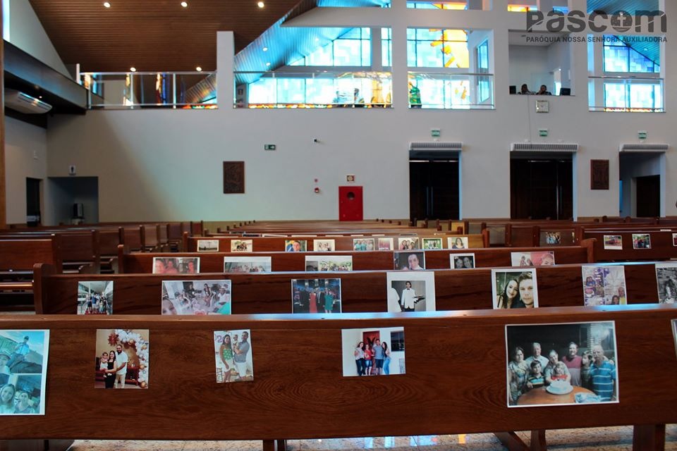 Paróquia cola fotos de fiéis em bancos da igreja para celebrar missa, em Amambai Cerca de 400 fotos foram coladas nos bancos da igreja / Foto: Pastoral de Comunicação