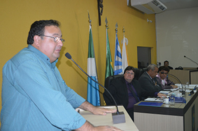Dr. Bandeira e Coronel David participam de sessão da Câmara Municipal de Amambai Dr. Bandeira durante pronunciamento na Câmara Municipal de Amambai / Foto: Moreira Produções