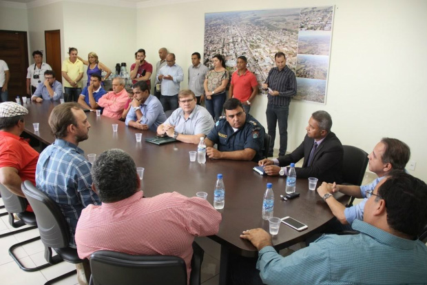 Deputado diz que Governo Federal não cumpre com a segurança da fronteira Deputado estadual Coronel David participou de coletiva a imprensa no gabinete do prefeito Dr. Bandeira, nesta quinta-feira (02) Foto: Assessoria da prefeitura de Amambai