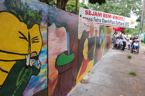 Fachada do muro da escola foi pintada pelas alunas participantes do PIBID (Programa Institucional de Bolsa de Iniciação à Docência), da Uems de AmambaiFoto: Moreira Produções