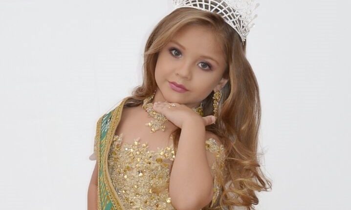 Campo-grandense de 7 anos vai representar o Brasil no Mini Miss Universo Clara é a campo-grandense que vai representar o Brasil no Mini Miss Universo, em Paris. (Foto: Divulgação