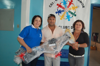 Associação de Mães de Amambai entrega prêmio da 1ª Noite do Pescador Vilma Selhorst com o ganhador do prêmio princpal, Jair Moreira Borges, e sua esposa, Eronilde dos Santos Siqueira Ribeiro.