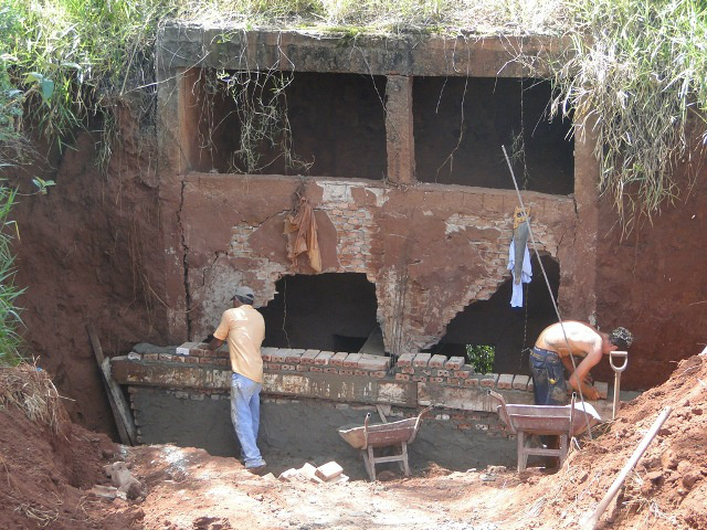 Prefeitura de Amambai realiza manutenção no Prade da Vila Indiana