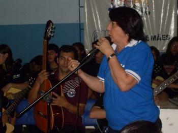 Associação de Mães de Amambai entrega prêmio da 1ª Noite do Pescador Vilma Selhorst, presidente da Associação de Mães de Amambai..