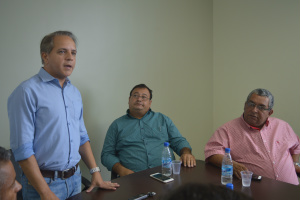 Deputado diz que Governo Federal não cumpre com a segurança da fronteira E/D-Deputado Cel. David, prefeito e vice-prefeito de Amambai, Dr. Bandeira e Valter Brito, durante coletiva / Foto: Moreira Produções
