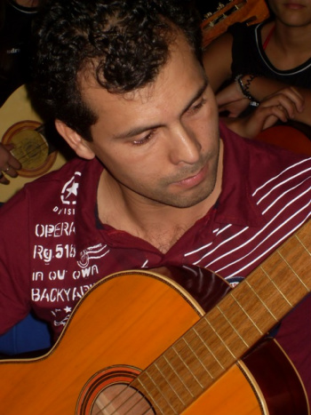 Associação de Mães de Amambai entrega prêmio da 1ª Noite do Pescador O professor Luciano Insarralde da orquestra de Violões da Casa Paraguaia.