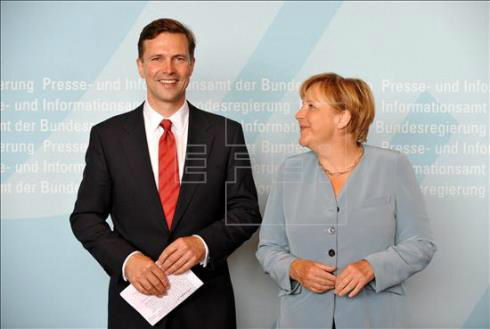 A chanceler Angela Merkel e seu porta-voz Steffen Seibert. EFE/Arquivo 