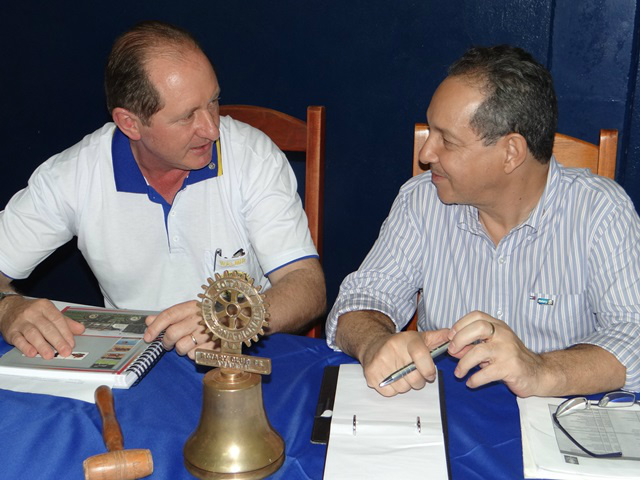 Visita do governador do Rotary a Amambai reforça importância do clube Walmir Ritter (E) e Sidney Garcia, lideranças rotárias no distrito 4470.