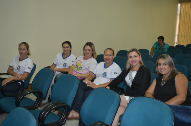 Janete cobra incentivo aos servidores da saúde no município de Amambai Vereadora Janete com servidoras municipais no plenário da Câmara Municipal, nesta quinta-feira (02) / Foto: Moreira Produções