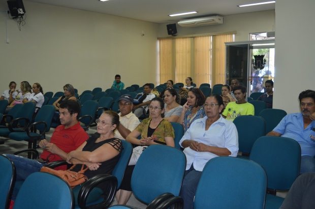 Janete cobra incentivo aos servidores da saúde no município de Amambai Servidores da Saúde de Amambai estiveram acompanhando a apreciação da proposição, durante sessão realizada no legislativo municipal, nesta quinta-feira / Foto: Moreira Produções