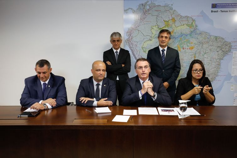 Bolsonaro anuncia decreto para caçadores e colecionadores de armas O presidente Jair Bolsonaro faz transmissão ao vivo ao lado do líder do governo na Câmara, Major Vitor Hugo; do porta-voz da Presidência, Otávio do Rêgo Barros, e da intérprete de libras, Elizângela Castelo Branco - Alan Santos/PR