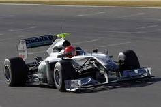 F-1: Schumacher garante permanência em 2011