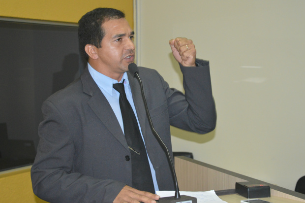 Vereador Chico Ratier diz que está faltando preparação do solo para que os produtores façam suas roças / Foto: Moreira Produções