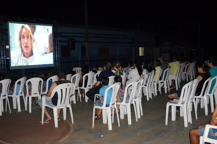 Projeto leva a arte do cinema às vilas de Amambai O filme Extraordinário foi exibido / Foto: Moreira Produções