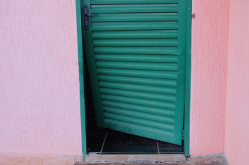 Porta arrombada pelos ladrões, na sede do STRFoto: Moreira Produções