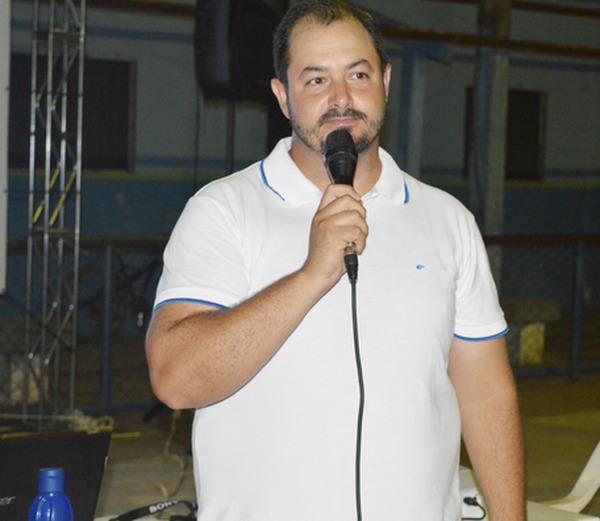 Projeto leva a arte do cinema às vilas de Amambai Valdair Pereira é o organizador do projeto e presidente da associação de moradores da vila Cristina / Foto: Moreira Produções