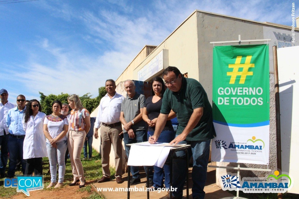 Prefeito de Amambai, Dr. Bandeira, assinando Ordem de Serviço para execução da obra no posto de saúde da vila Guape / Fotos: Robson Fritz/Decom