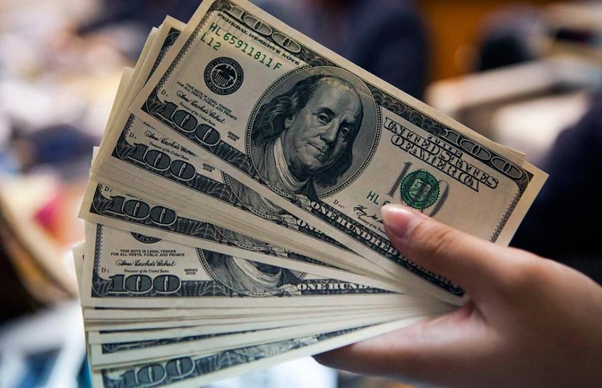 Dólar fecha acima de R$ 3,50 pela primeira vez em quase dois anos