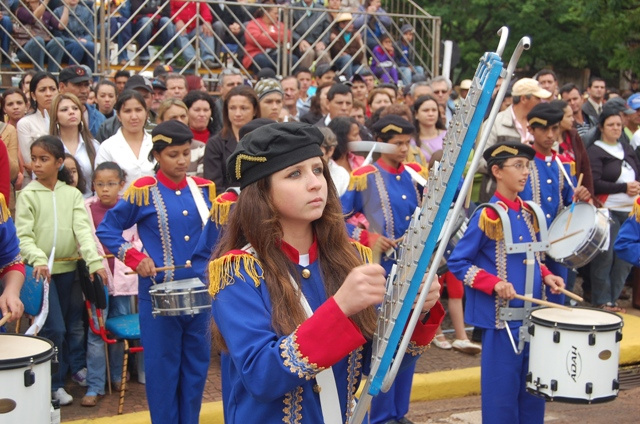 Desfile cívico-alegórico é atração do 62º aniversário de Amambai Fanfarra Mirim (foto) e Banda do 17º RC Mec fazem o acompanhamento dos pelotões que desfilam na rua Sete de Setembro.