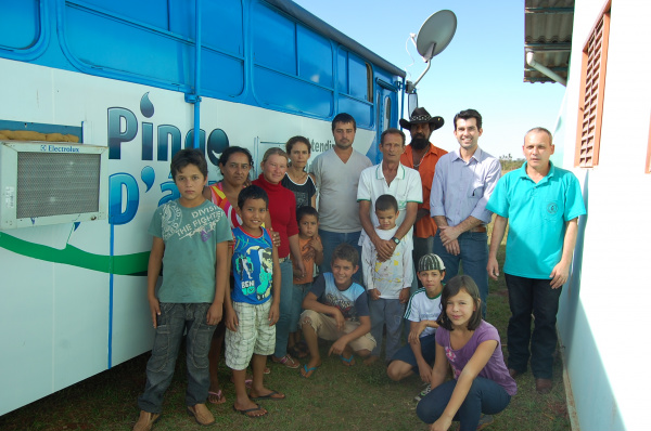 Moradores da Vila Santo Antonio são beneficiados por projeto Presidente do Sindicato Rural de Amambai, Christiano Bortolloto junto com o coordenador do projeto Adir Teotônio e algumas pessoas atendidas.