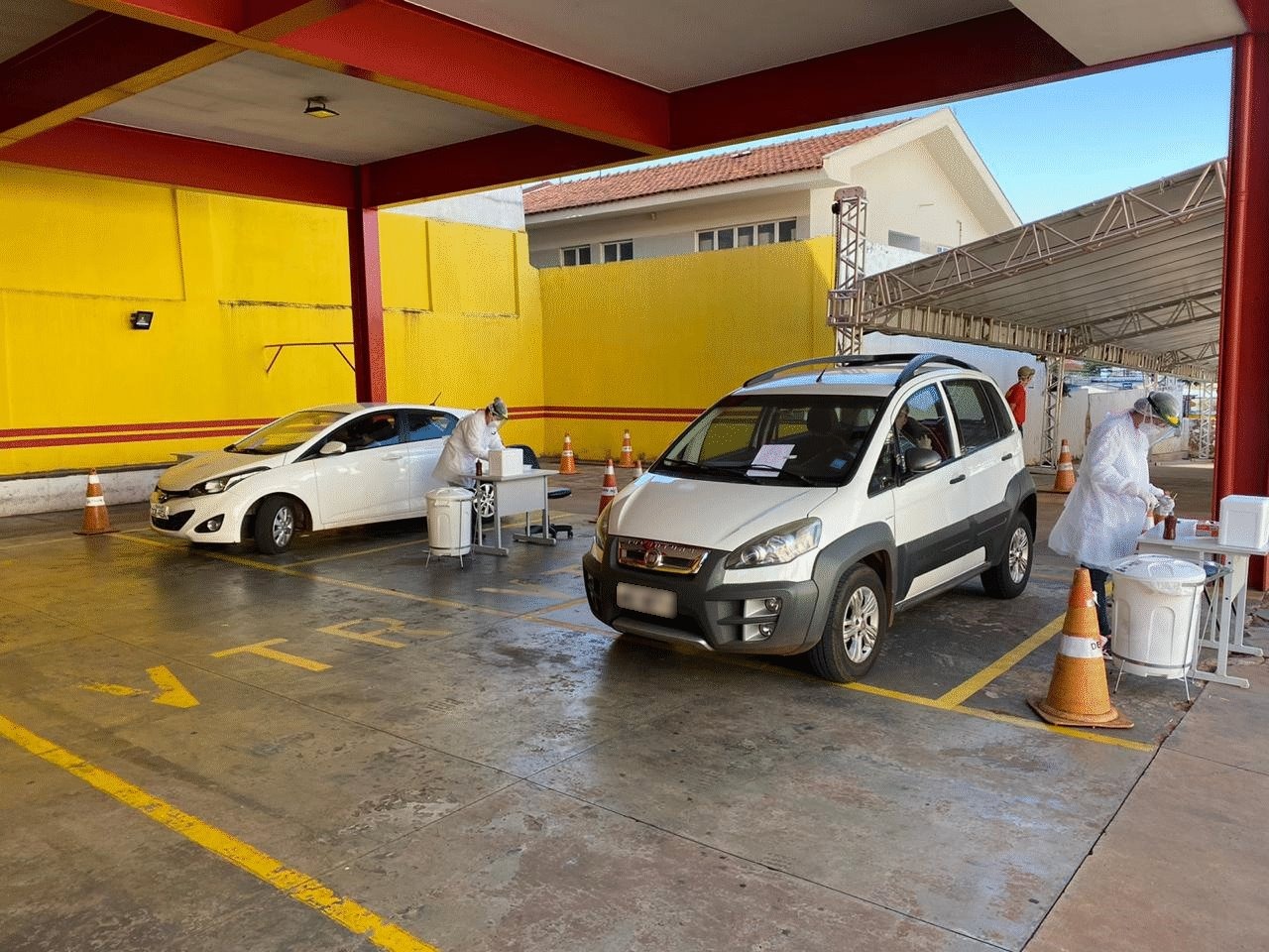 ​Nesta segunda-feira (13), foi colocado em operação um novo serviço para a população, o ‘Drive-Thru Coronavírus’, que realiza exames para o coronavírus sem sair do veículo / Foto: Bombeiros MS​ 