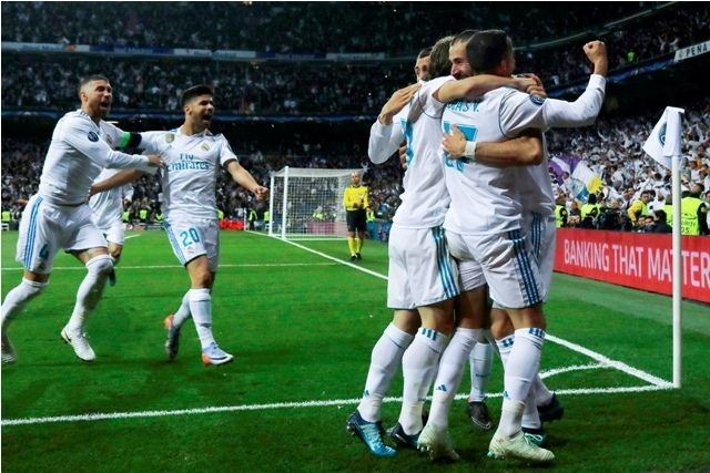 Jogadores do Real Madrid comemoram gol (Foto: Christof Stache/AFP)