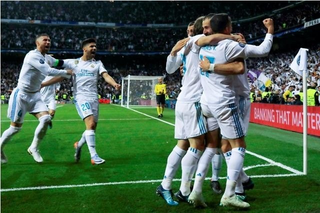Real Madrid aproveita lambanças do Bayern, segura empate e vai à final Jogadores do Real Madrid comemoram gol (Foto: Christof Stache/AFP)