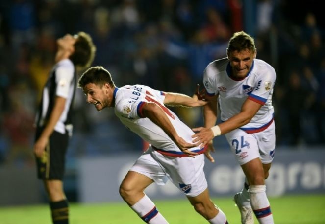 Jogadores do Nacional comemoram gol (Foto: AFP)