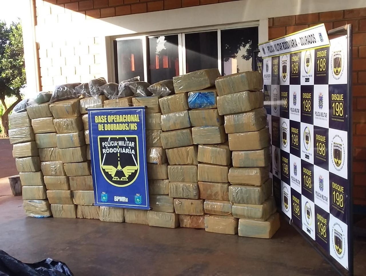Polícia apreende mais de uma tonelada de maconha e recupera camionete roubada Polícia apreende mais de uma tonelada de maconha e recupera camionete roubada