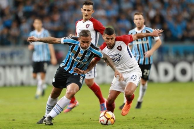 Grêmio vence de goleada jogando em casa (Foto: AFP)