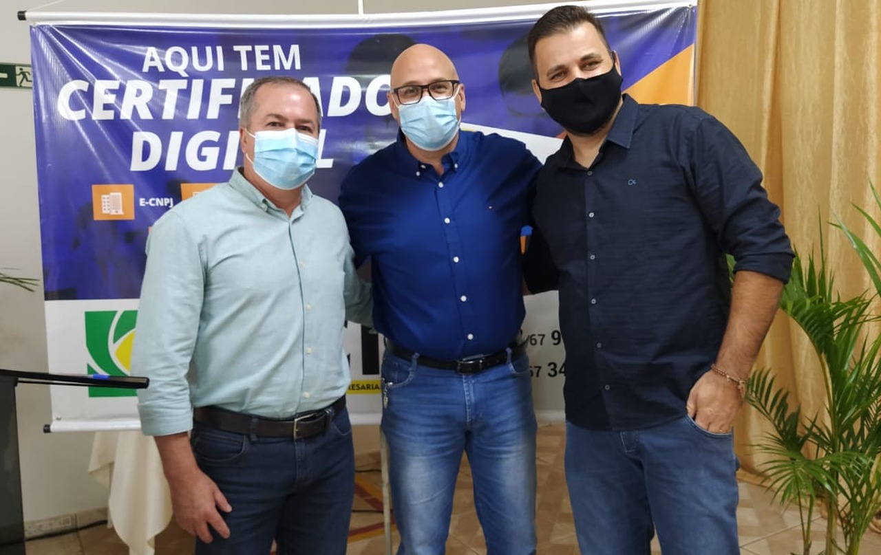 E/D: ex-presidente da ACIA, Clemente Martins Júnior; Rodrigo Selhorst, vice-prefeito e novo presidente da Acia, Andrei Piovesan. / Foto: Moreira Produções
