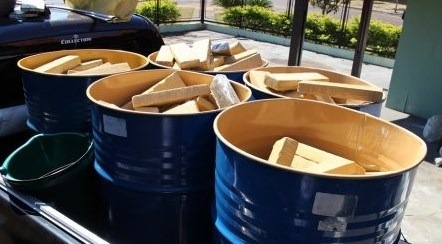 O entorpecente estava dividido em tabletes dentro de tambores de 200 litros 