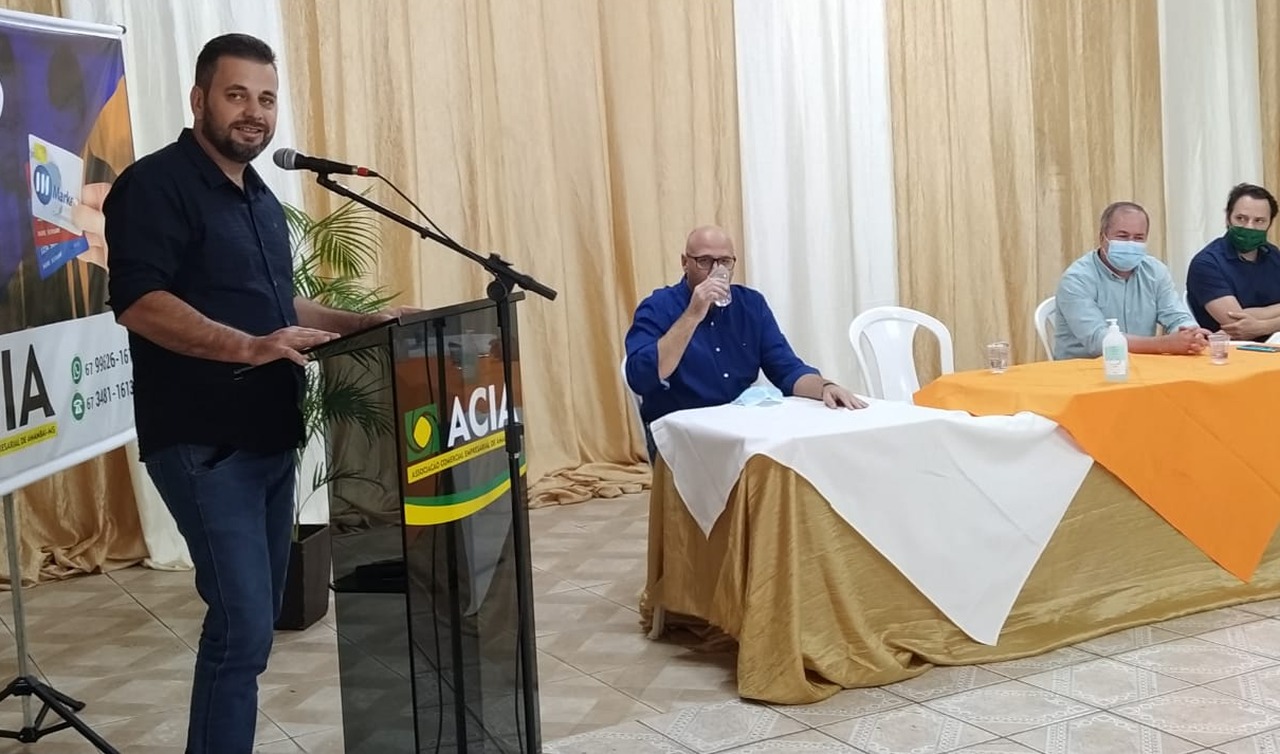 Novo presidente da ACIA de Amambai durante sua fala no ato de posse  / Foto: Moreira Produções