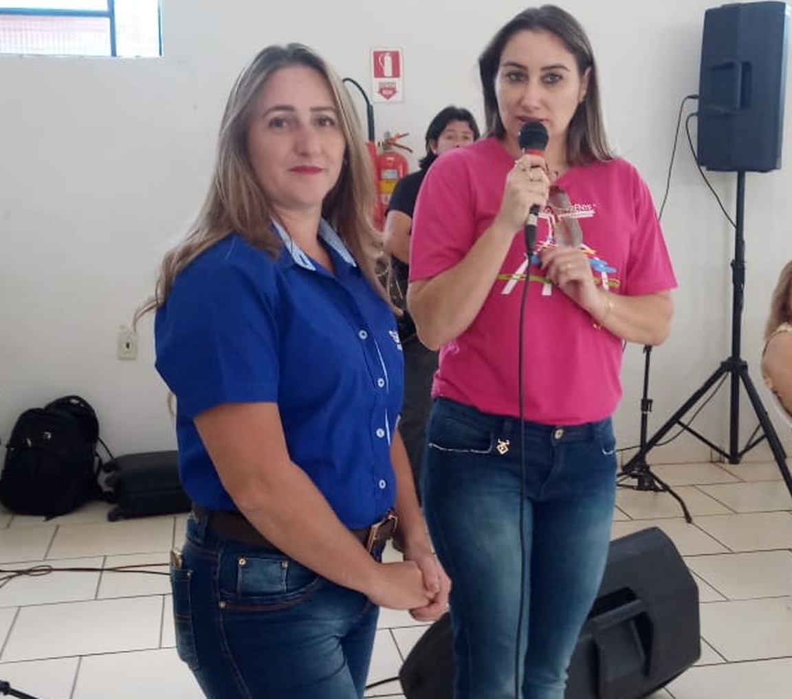 Grupo Conviver de Amambai recebe nova coordenadora E/D: Nova coordenadora do Conviver, Sônia Aparecida Silva Biron e Adriana Vila Amira, coordenadora do Cras de Amambai / Foto: Moreira Produções