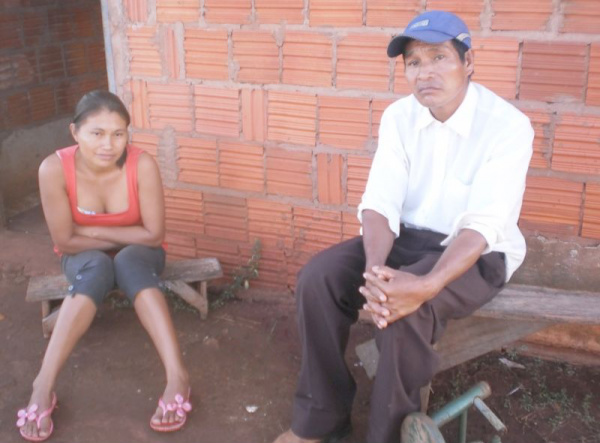Indígenas são vítimas de golpe e pagam por empréstimos que não realizaram Nelson, ao lado de sua filha, foi um dos lesados pela quadrilha.