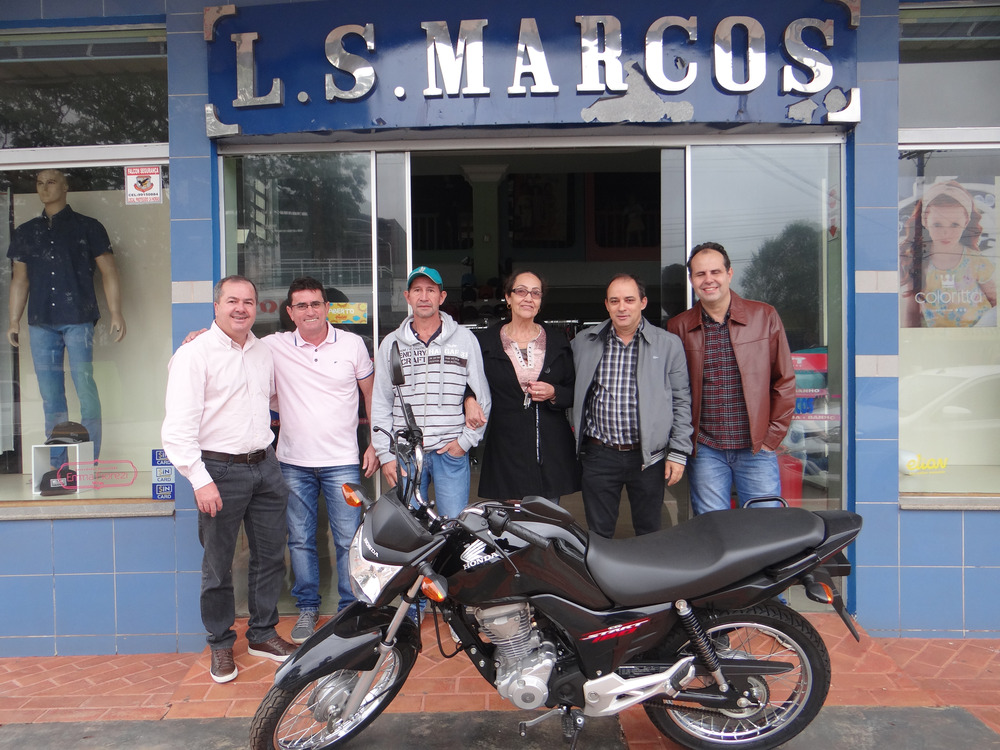 A moto foi entregue na loja São Marcos, onde a ganhadora efetuou suas compras / Foto: Moreira Produções