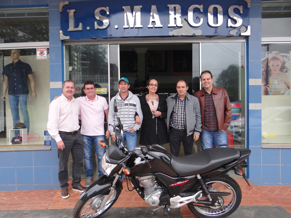 Prêmios da campanha Pai Premiado da Acia já foram entregues A moto foi entregue na loja São Marcos, onde a ganhadora efetuou suas compras / Foto: Moreira Produções