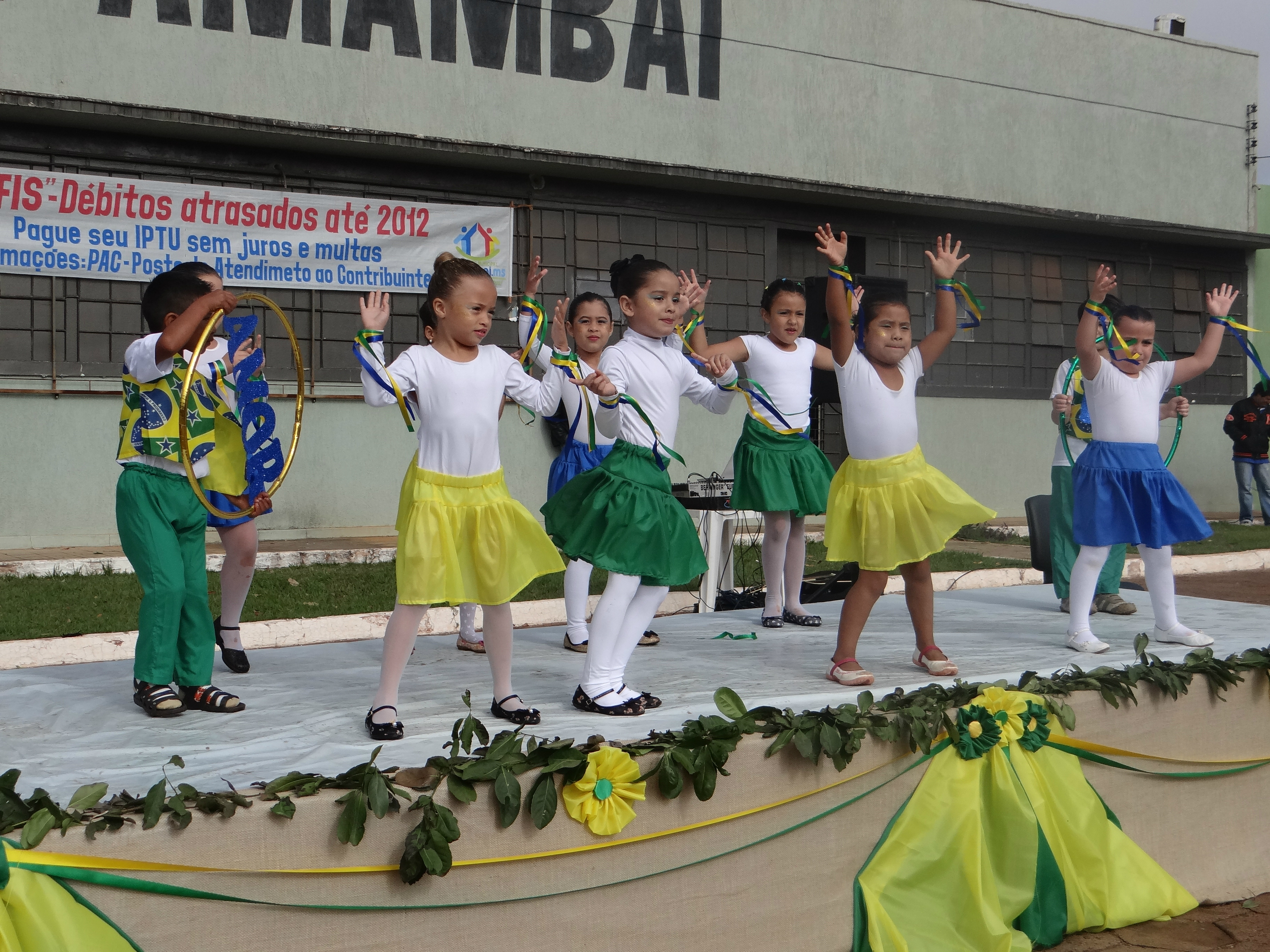 Programação da Semana da Pátria em Amambai Apresentações artístico-culturais também acontecem durante os hasteamentos / Foto: Moreira Produções