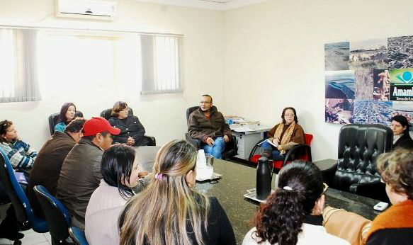 Um professor de cada unidade escolar estará recebendo um certificado em nome de todos os demais professores, alusivo ao Dia do Professor, comemorado em 15 de outubro.