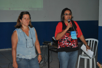 E/D - Presidente e  vice-presidente do Simted, professoras Olga e Marli, durante assembleia com professores da rede municipal de ensino, na segunda-feira (3) /  Foto: Moreira Produções